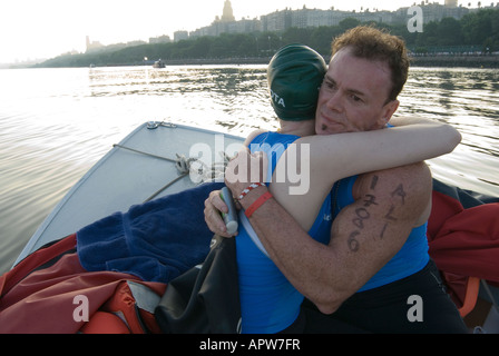 Todd Philpott une seule personne amputée et le champion du monde de cyclisme à mains est réconfortante Ali sur leur façon de la NYC début. Triathlon Banque D'Images