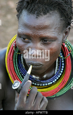 Jeune femme Toposas fumeurs pipe, Soudan Banque D'Images