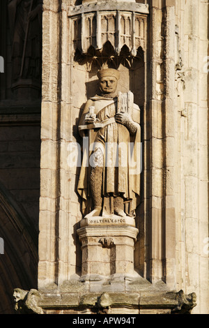 Statue de Walter L'Espec, fondateur de Kirkham et abbayes Rievaulx sur face ouest de Beverley Minster Banque D'Images