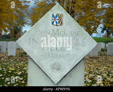 John McRae memorial à Ypres. Il était un poète canadien et chirurgien qui a écrit le poème "In Flanders Fields" Banque D'Images