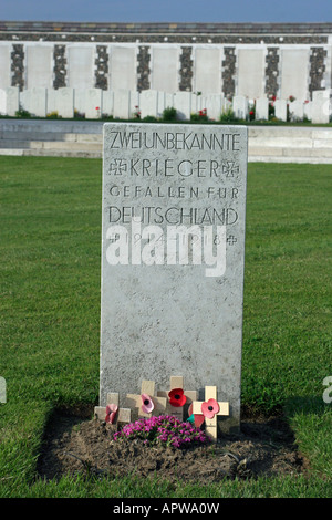 Tombe allemande au cimetière de Tyne Cot Banque D'Images