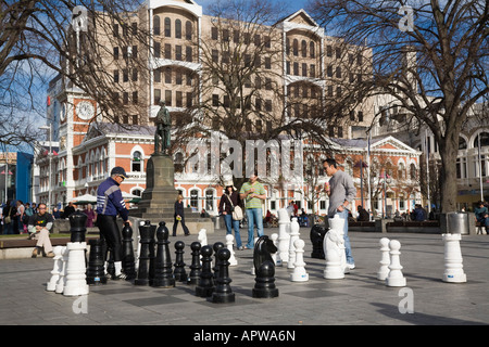 Les gens à jouer avec le jeu d'échecs géant public marbre dans 'la place de la Cathédrale" en centre-ville Christchurch Nouvelle Zélande Banque D'Images