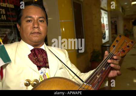 Musicien Mariachi joue la guitare acoustique de base Cancun Mexique Banque D'Images