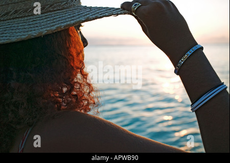 Femme regardant coucher de soleil sur la mer Seychelles parution Modèle Banque D'Images