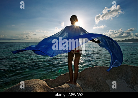 Femme avec sarong sur modèle plage Anse Source d'argent parution beach l'île de La Digue Seychelles Banque D'Images