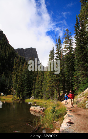 Les randonneurs à Dream Lake, Rocky Mountain National Park, Estes Park, Colorado, USA Banque D'Images