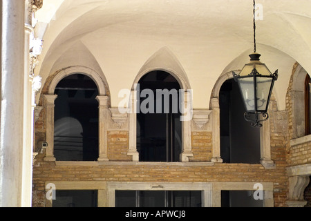 Arches de l'intérieur, le Palazzo Zorzi, Bureau régional de l'UNESCO Science Culture Europe BRESCE. Banque D'Images