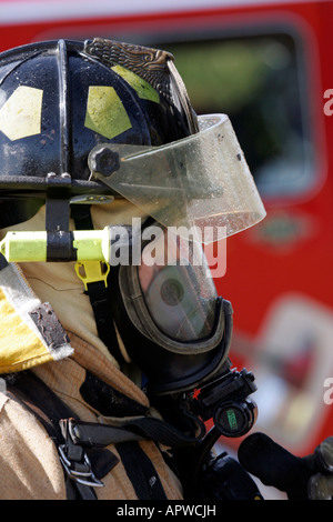 Un pompier debout devant l'incendie Banque D'Images