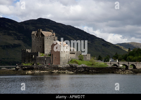Le Château d'Eilean Donan VU DEPUIS LES EAUX DU LOCH DUICH HIGHLAND Banque D'Images