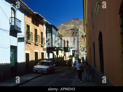 Rue de Potosi, Bolivie. Cerro Rico on background Banque D'Images