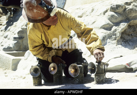 Lampes Davy enflamme mineur avant d'entrer dans les mines sur le Cerro Rico. Potosi, Bolivie Banque D'Images