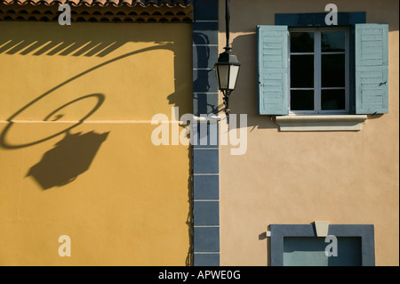 Détail architectural de la maison du village de Gréoux les Bains Alpes de Haute Provence France Banque D'Images