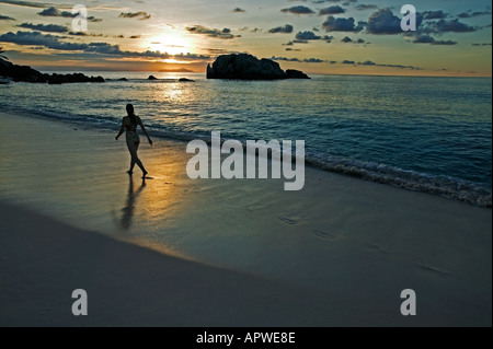 Les gens sur la plage au coucher du soleil parution Modèle Seychelles Cousine Island Banque D'Images