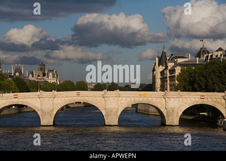 Conciergerie pont neuf sur l'Ile de la Cité Seine Paris France Banque D'Images