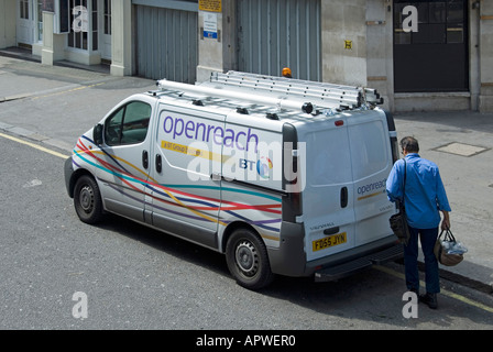 British Telecom BT Openreach technicien service portant son sac à outils de Vauxhall Vivaro van Banque D'Images