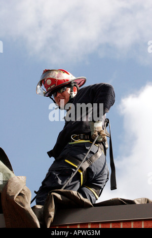 Un pompier pour la ville de San Pedro Wisconsin à vers le bas tout en faisant un entraînement à l'exercice des cordes aériennes Banque D'Images