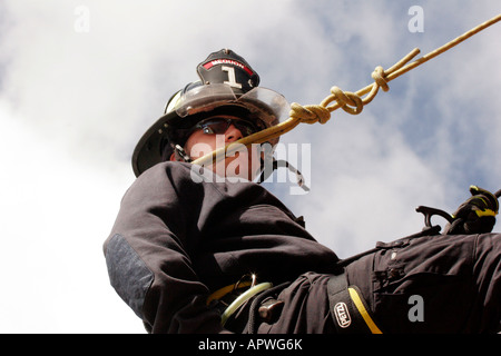 Un pompier pour la ville de San Pedro Wisconsin à vers le bas tout en faisant un entraînement à l'exercice des cordes aériennes Banque D'Images