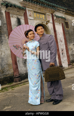Nouveaux mariés couple chinois vêtus de vieux vêtements de style pose pour les photos Banque D'Images