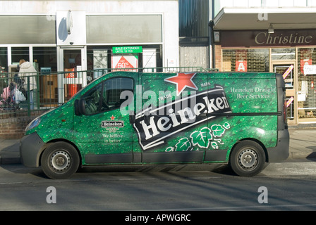 Vue latérale du véhicule de fourgonnette Heineken Draft Beer Services stationné avec une publicité graphique verte élaborée pour le produit de bière de faible qualité Brentwood Essex England UK Banque D'Images