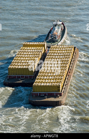 En regardant vers le bas les barges de traction de remorqueurs chargés de conteneurs remplis de déchets compactés des arrondissements de Londres transportés vers les sites d'enfouissement d'Essex, au Royaume-Uni Banque D'Images