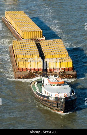 En regardant vers le bas les barges de traction de remorqueurs chargés de conteneurs remplis de déchets compactés des arrondissements de Londres transportés vers les sites d'enfouissement d'Essex, au Royaume-Uni Banque D'Images