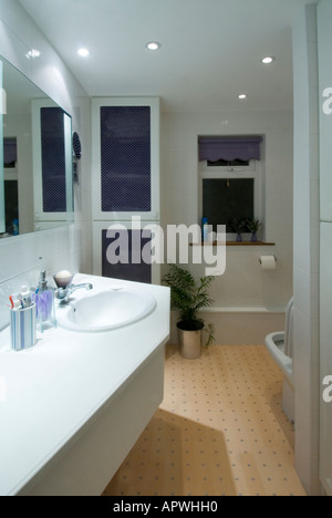 L'intérieur de la chambre de bains coiffeuse avec miroir et lavabo & chaudière inclut linge faire plus de nouveaux carrelages & Lumières Essex England UK Banque D'Images