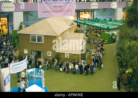 Earls Court Exhibition Centre hébergeant le Daily Mail Ideal Home Exhibition vue intérieure typique du premier étage personnes queuing Banque D'Images