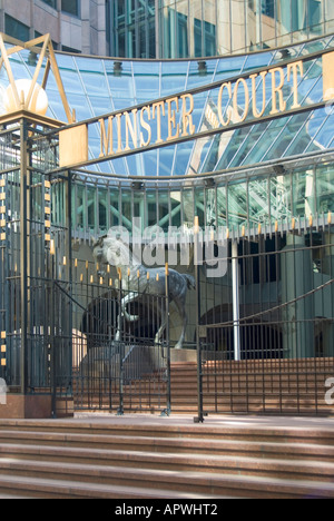 Statue de sculpture équestre à cheval par Althea Wynne sous le panneau d'entrée de la piste au complexe de bureaux de la cour de Minster Mincing Lane City de Londres Angleterre Royaume-Uni Banque D'Images