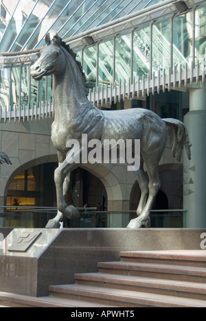 L'une des trois statues équestres de sculptures équestres d'Althea Wynne à l'entrée de la piste du complexe de bureaux de la cour de Minster, À La Mine Lane City de Londres, Royaume-Uni Banque D'Images