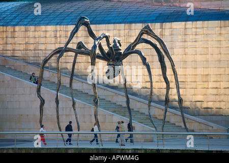 La statue d'araignées par Elizabeth Bourgeois près du musée Guggenheim de Bilbao Espagne Banque D'Images