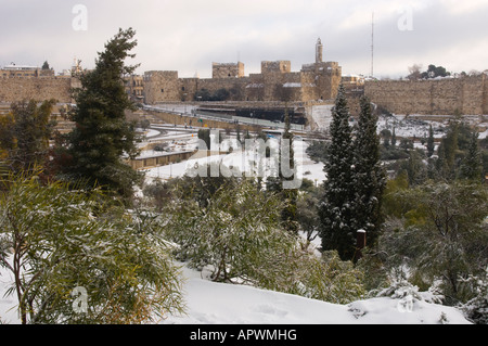 Israël Jérusalem Vieille ville citadelle de David voir de loin le matin neigeux avec des arbres en frgd Banque D'Images