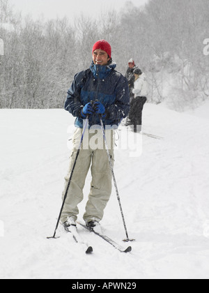 Jeune homme en skis Banque D'Images