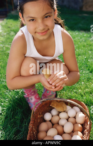 Girl holding a chick Banque D'Images