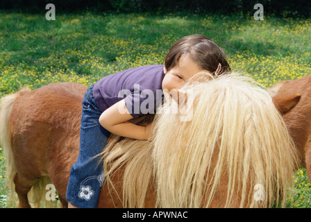 Fille assise sur un poney Banque D'Images