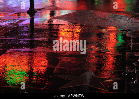 Réflexions à la pluie nuit sur Hollywood Boulevard Walk of Fame Banque D'Images