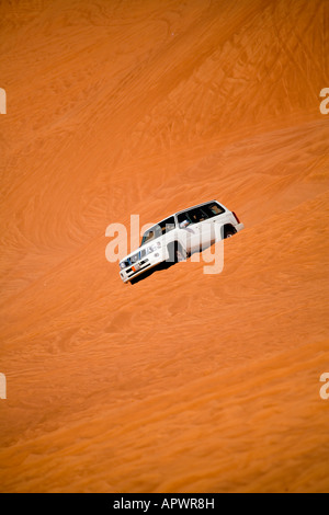 Dune Bashing dans le désert à Big Red à l'Est de DUBAÏ, ÉMIRATS ARABES UNIS Banque D'Images