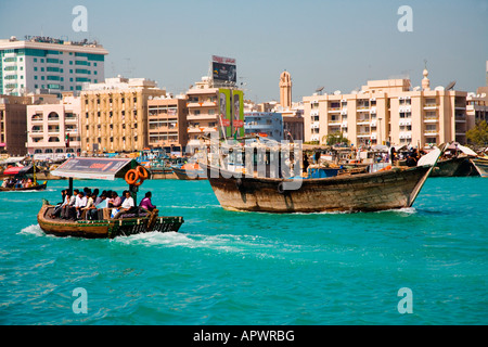 Vue d'un abra water taxi traversant la Crique de Dubaï, Émirats Arabes Unis Banque D'Images