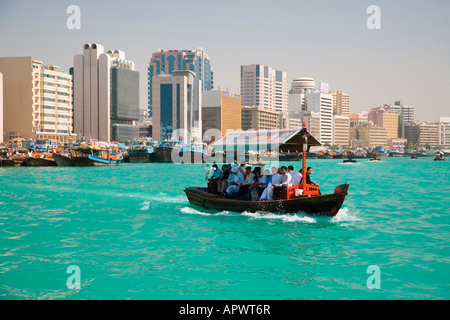 Vue d'un abra water taxi traversant la Crique de Dubaï, Émirats Arabes Unis Banque D'Images