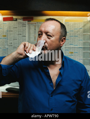 Man smelling une note de 20 livres Banque D'Images