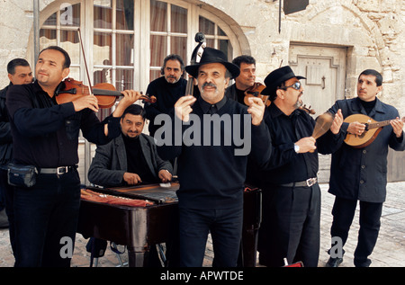 Sarlat, Dordogne, France. Un groupe de musiciens jouant des Tsiganes dans la place principale de la ville médiévale Banque D'Images