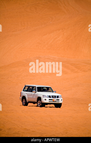 Dune Bashing dans le désert à Big Red à l'Est de DUBAÏ, ÉMIRATS ARABES UNIS Banque D'Images