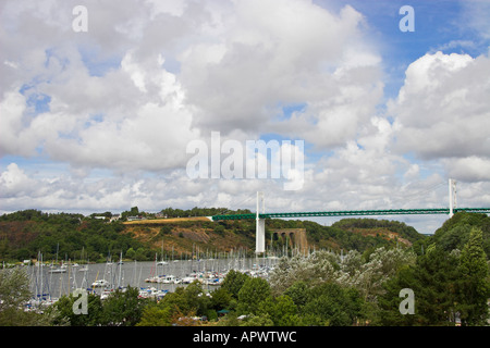 Pont suspendu au-dessus de la Vilaine et le port de La Roche Bernard, Morbihan, Bretagne, France Banque D'Images