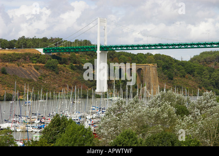 Pont suspendu au-dessus de la Vilaine et le port de La Roche Bernard, Morbihan, Bretagne, France Banque D'Images