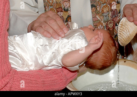 Six semaines baby boy reçoit le sacrement du baptême catholique. Banque D'Images