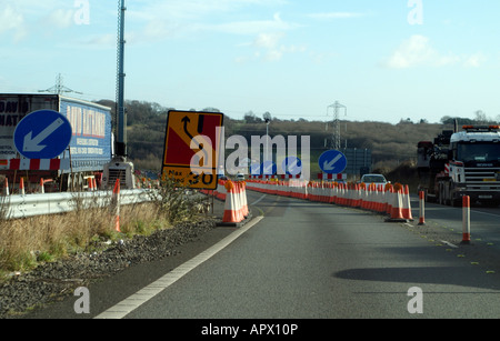 Autoroute M4 Travaux chaussée conique signe Banque D'Images