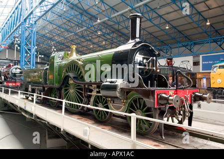 Stirling seul pas de locomotive1 sur la platine à l'échelon national Railway Museum à York, Royaume-Uni Banque D'Images