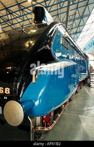 Le Mallard moteur à vapeur à l'affiche au Musée National du chemin de fer York UK Banque D'Images