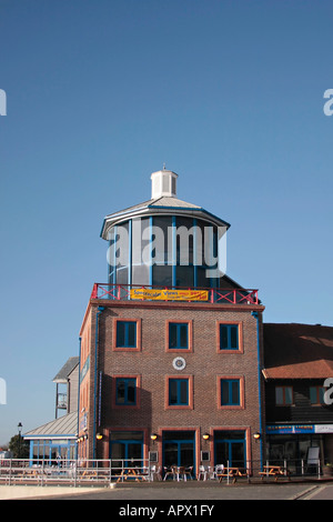 Regarder la mer et d'un centre d'accueil, Littlehampton, West Sussex, UK Banque D'Images