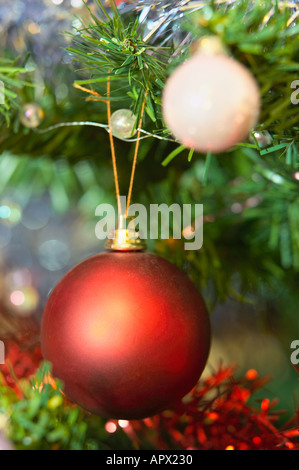 Décorations boules de Noël avec les guirlandes Banque D'Images