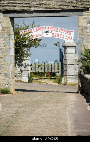 Domaine Bertagna vignoble premier cru entrée passerelle et signer au Château Clos de Vougeot, Bourgogne, France Banque D'Images